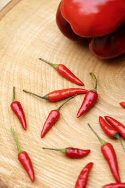 Ahşap masada kırmızı biber