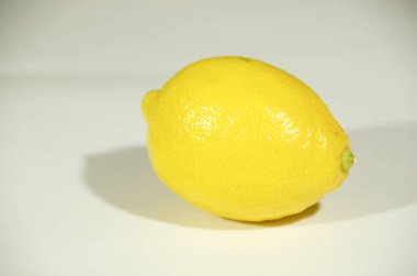 Beyaz arkaplanda sarı limon ve gölge