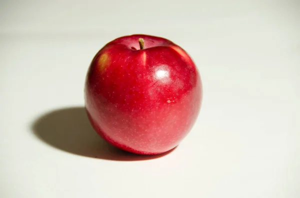 白い背景にドロップシャドウのアップル — ストック写真