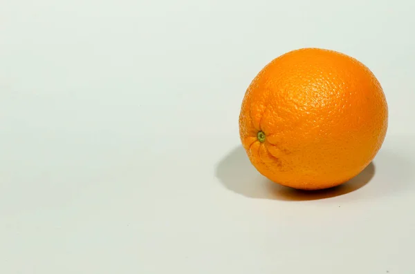 Uma Laranja Direita Fundo Branco Com Uma Sombra Gota — Fotografia de Stock