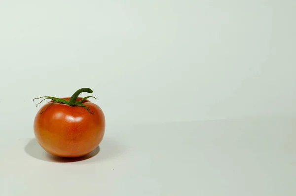 Tomate Mit Grünen Blättern Links Mit Weißem Hintergrund Mit Schlagschatten — Stockfoto