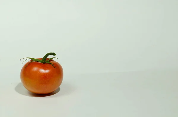 Pomodoro Con Foglie Verdi Sinistra Con Sfondo Bianco Con Ombra — Foto Stock