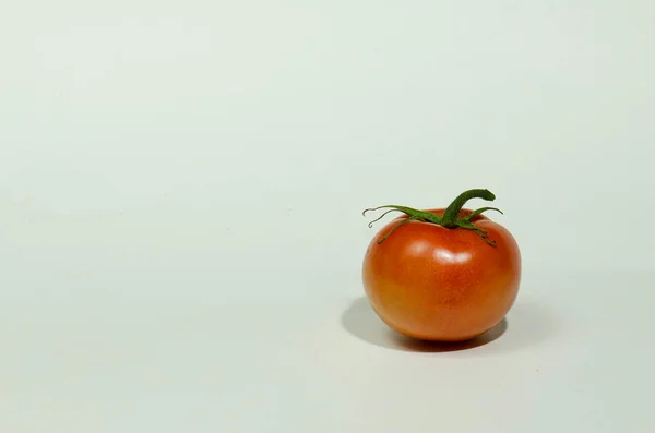 Tomate Mit Grünen Blättern Rechts Mit Weißem Hintergrund Mit Schlagschatten — Stockfoto