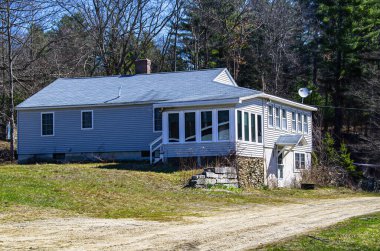 Uzak çiftlik evi, yeşil çimen yolu.