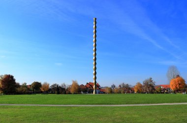 Targu Jiu, Romanya - 7 Kasım 2020: Constantin Brancusi Heykeller Topluluğundan Sonsuz Sütun. Birinci Dünya Savaşı 'nın Romen kahramanlarına saygı. Sonbaharda sanatsal manzara manzarası. Ünlü heykeltıraşın güzel mimari tasarımı.