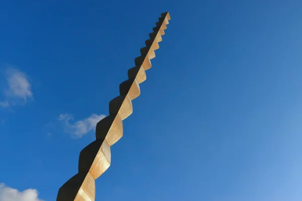 Targu Jiu, Romanya - 22 Kasım 2020: Constantin Brancusi Heykeli 'nden Sonsuz Sütun (Coloana Infinitului). UNESCO dünya mirası anıtı. Karanlık tarafla gökyüzüne yükseliyor. Doğu Avrupa 'da kültür turizmi cazibesi