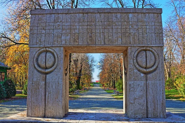 Targu Jiu, Romanya- 22 Kasım 2020: Öpücük Kapısı, Sandalyeler Sokağı ve Sessizlik Masası Constantin Brancusi. Central Park 'ta bulunan heykel topluluğu. UNESCO dünya mirası bölgesi. Modern sanat şaheseri. Görkemli taş heykel