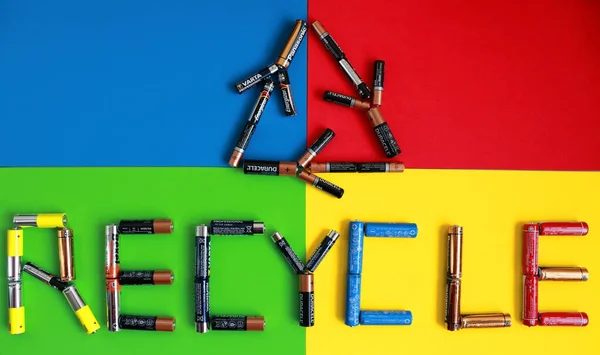 TARGU JIU, ROMANIA - 17 Ekim 2020: Değişik pil markalarından yapılmış kelime ve sembolleri geri dönüştür. Çok renkli metin ve arkaplan. R6 ve R3 orijinal pil düzeneği. Çevre koruma teması. Atık yönetimi ve ekoloji konuları.