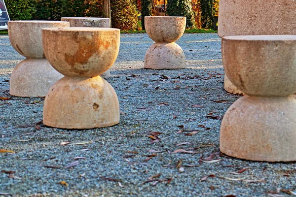 Targu Jiu, RO - 22 Kasım 2020: Constantin Brancusi Heykel Topluluğundan Sessizlik Masası. HDR, masayı çevreleyen kum saati şekilli sandalyelerin renkli yan görüntüsü. Taş heykellerin yakın plan ayrıntıları. UNESCO Dünya Mirası Anıtı.
