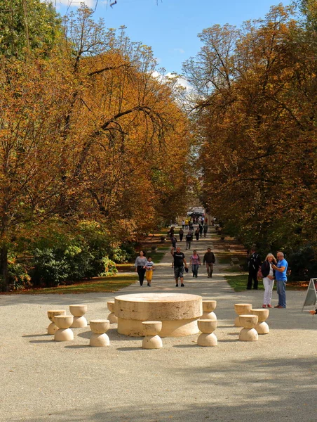 Targu Jiu, RO - 27 Eylül 2020: Constantin Brancusi Heykel Topluluğundan Sessizlik Masası. 12 tane saat camı şekilli sandalye. 1. Dünya Savaşı 'nın Romen kahramanlarına hürmet. Şehrin Central Park 'ı turistik bir yerdir. UNESCO Miras Anıtları.