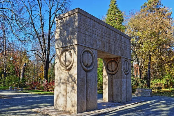 Targu Jiu, Romanya - 22 Kasım 2020: Öpücük ve Sandalye Kapısı, Constantin Brancusi. Central Park 'ta bulunan heykel topluluğu. UNESCO dünya mirası bölgesi. Modernizm heykel sonbahar HDR kenar görünüm fotoğrafı.