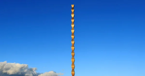Targu Jiu, RO - 31 Ekim 2020: Sonsuz Sütun (Coloana Infinitului) Constantin Brancusi Heykeli 'nden. Birinci Dünya Savaşı 'nın Romen kahramanlarına hürmet. Mavi gökyüzü arkaplanlı orijinal görünüm. UNESCO Dünya Mirası Anıtı.