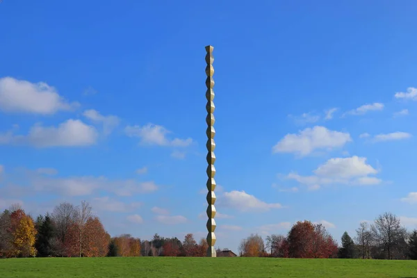 Targu Jiu, ROMANIA - 22 Kasım 2020: Sonsuz Sütun (Coloana Infinitului) Constantin Brancusi Heykeli 'nden. Birinci Dünya Savaşı 'nın Romen kahramanlarına saygı. Doğu yakası manzarası ve mavi gökyüzü. UNESCO Dünya Mirası Anıtı.