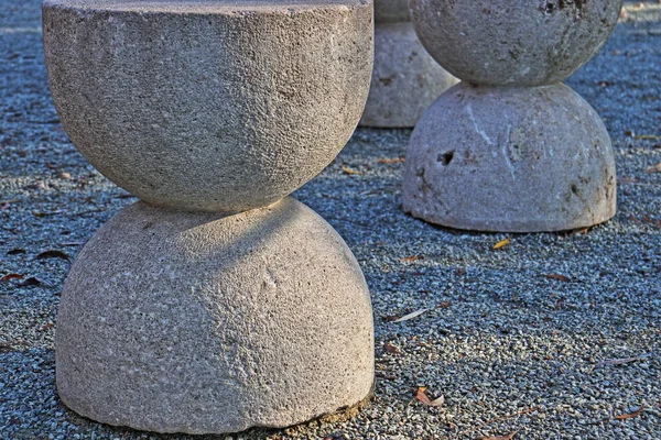 Targu Jiu, RO - 22 Kasım 2020: Constantin Brancusi Heykel Topluluğundan Sessizlik Masası (Masa Tacerii). Masayı çevreleyen kum saati şekilli sandalyelerin yakın görüntüsü. UNESCO dünya mirası bölgesi. Modern sanat şaheseri.