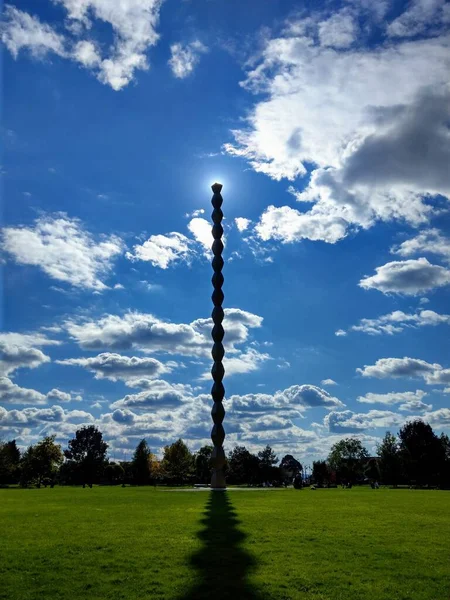 Targu Jiu, Romanya - 18 Ekim 2020: Constantin Brancusi Heykeli 'nden Sonsuz Sütun (Coloana Infinitului). Birinci Dünya Savaşı 'nın Romen kahramanlarına hürmet. Sanatsal bakış açısı gölgesinden görünür. Dominant şehir simgesi. 