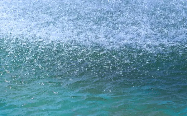 细细的水滴在蓝色水面上飞溅 水族主题背景照片 明亮的日光特写图像 — 图库照片
