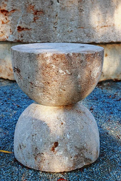 Trgu Jiu, ROMANIA - 22 Kasım 2020: Constantin Brancusi Heykel Topluluğundan Sessizlik Masası. Masayı çevreleyen kum saati şekilli sandalyeye yakından bakın. UNESCO dünya mirası anıtı. Modern sanat eserleri.