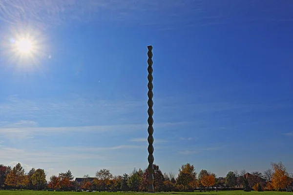Targu Jiu, RO - 7 Kasım 2020: Sonsuz Sütun (Coloana Infinitului) Constantin Brancusi Heykeli 'nden. Birinci Dünya Savaşı 'nın Romen kahramanlarına hürmet. Sanatsal manzara, berrak güneş ışınlarıyla görülebilir. Dominant şehir simgesi. 