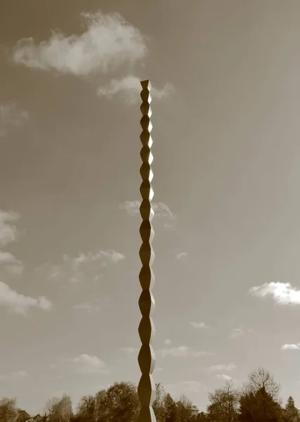 Targu Jiu, 22 Kasım 2020: Sonsuz Sütun (Coloana Infinitului) Constantin Brancusi Heykeli 'nden. 1. Dünya Savaşı 'nın Romen kahramanlarına saygı. Gökyüzünde tek renkli bir portre. Sepya etkisi fotoğrafçılık. UNESCO Dünya Mirası Anıtı