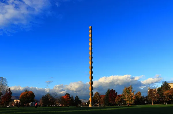 Targu Jiu, Romanya - 31 Ekim 2020: Constantin Brancusi Heykel Topluluğundan Sonsuz Sütun (Coloana Infinitului). Birinci Dünya Savaşı 'nın Romen kahramanlarına hürmet. Sonbaharda gün batımında alacakaranlık manzarası. UNESCO Miras Bölgesi.