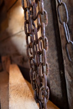 Ahırda asılı paslı zincir, ağır zincir, büyük, eski zincir paslı zincir.