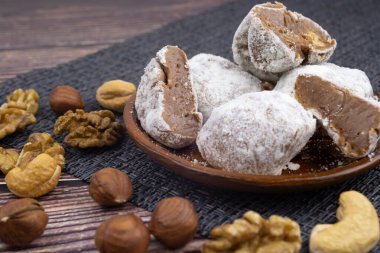 Çikolatalı cevizli trüf mantarı, sütlü şeker, cevizli şeker, fındıklı şekerleme, tatlı tatlı