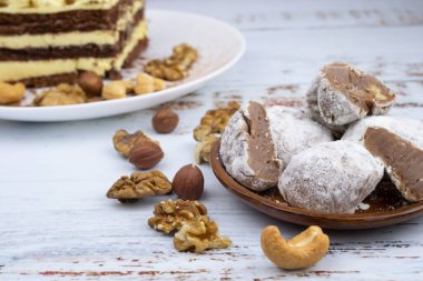 Cevizli çikolatalı yer mantarı, cevizli süt şekeri, kremalı kaju şekeri, tatlı tatlı, katlı pasta, tiramisu, çizgili bal keki.,