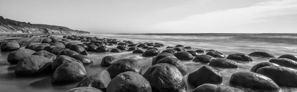 加州海岸的保龄球球道岩 — 图库照片