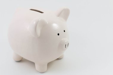 Beyaz bir arka plan üzerinde beyaz kumbara