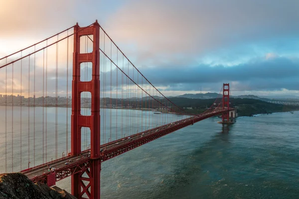 Golden Gate Bridge along shoreline — Stock Photo, Image