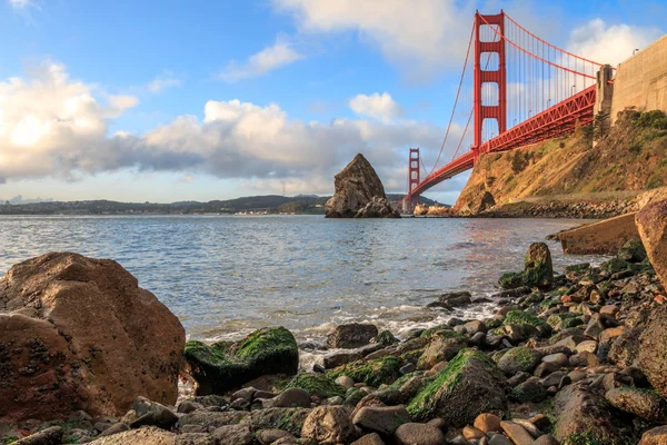 Golden Gate Bridge along shoreline — Stock Photo, Image