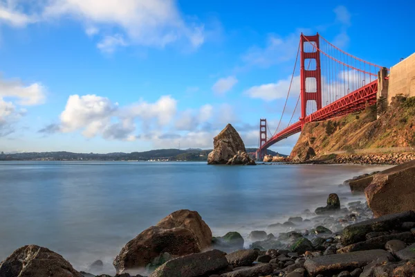 Golden Gate Bridge along shoreline — Stock Photo, Image