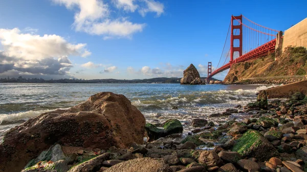 Jembatan Golden Gate di sepanjang garis pantai — Stok Foto