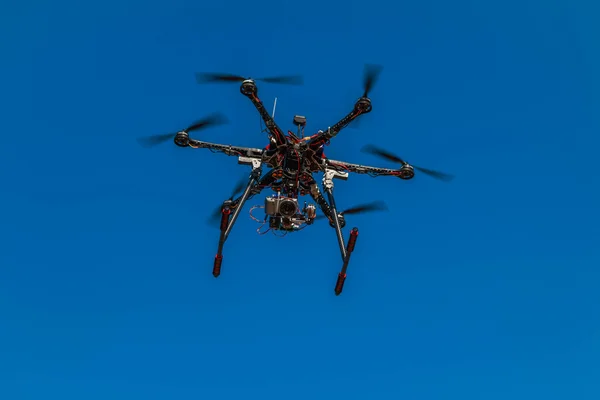 Drone che vola con telecamera collegata — Foto Stock