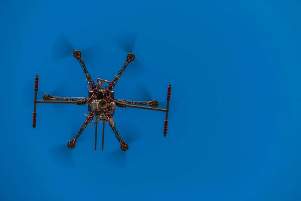 Drone che vola con telecamera collegata — Foto Stock