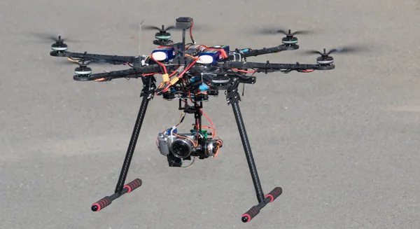 Drone che vola con telecamera collegata — Foto Stock