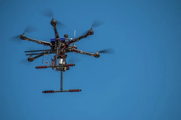 Drone che vola con telecamera collegata — Foto Stock