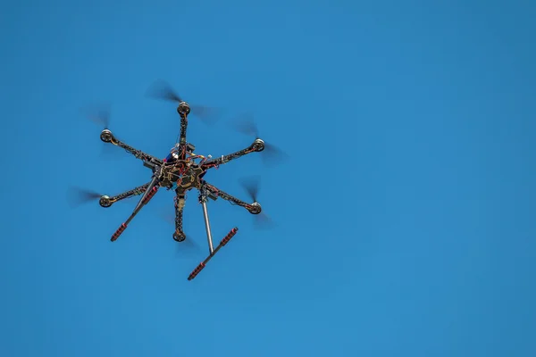 Drone volant avec caméra attachée — Photo