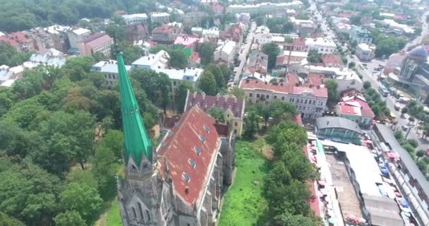 Tjernivtsi, Ukraina. Kyrkan av hjärtat av Jesus. Antenn. — Stockvideo