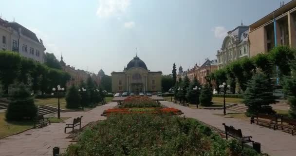 チェルニウツィー, ウクライナ。劇場広場。空中. — ストック動画