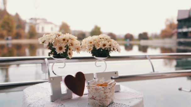 Bröllop kärlek med blommor — Stockvideo