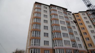 İnşaat. Bina ve vinç.