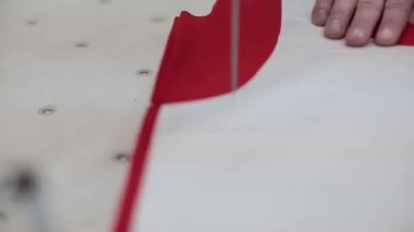 Dikiş fabrikası. Kesme.