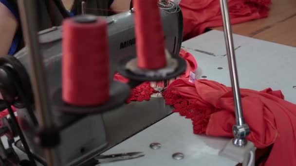 Továrna na šití. Šicí stroj. — Stock video