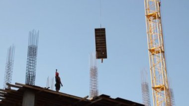 İnşaat. Bina. Adam armatür. Vinç.