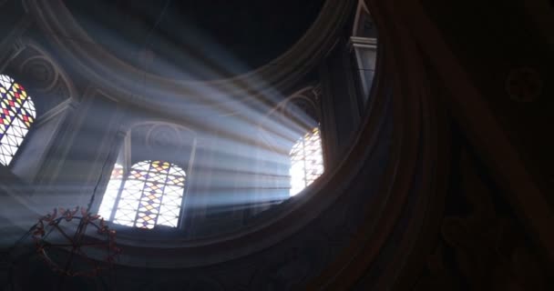 Katedrála. Černovice, Ukrajina. Světla z okna. — Stock video