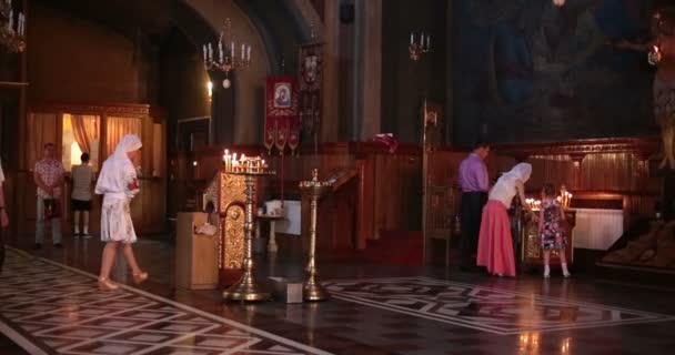 Catedral. Chernivtsi, Ucrania. Adentro. Gente. Velas . — Vídeo de stock