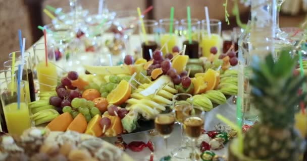 Un restaurant. Une table. Buffet. Fruits . — Video