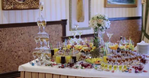 Restaurant. tabel. ontbijtbuffet. dranken. vruchten. — Stockvideo