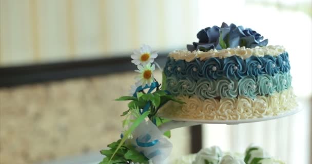 Restaurante. Pastel de boda . — Vídeos de Stock